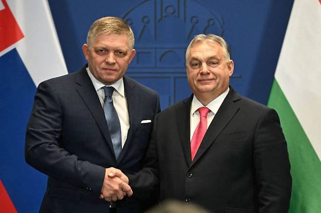 지난 1월 로베르토 피초 슬로바키아 총리(왼쪽)와 빅토르 오르반 헝가리 총리(오른쪽)가 공식회담 전 악수를 나누고 있다.[이미지출처=AFP·연합뉴스]