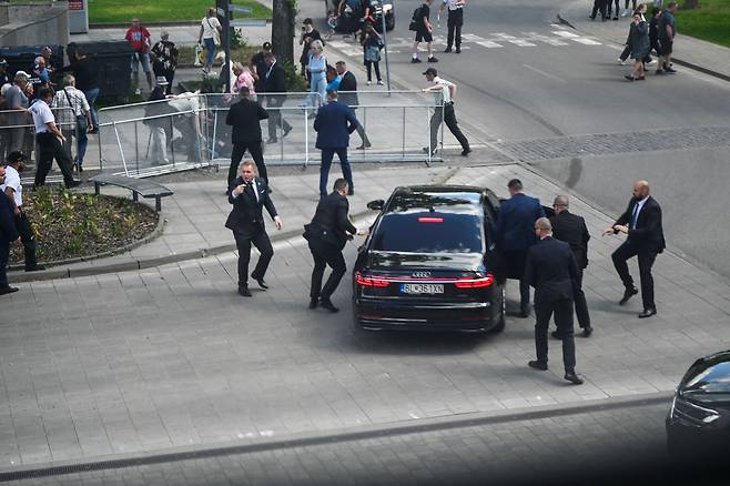 15일 슬로바키아 핸들로바에서 정부 회의를 주재하고 나와 지지자들과 인사하던 중 총격을 받고 쓰러진 로베르트 피초 총리를 경호원들이 차량으로 옮기고 있다. /연합뉴스