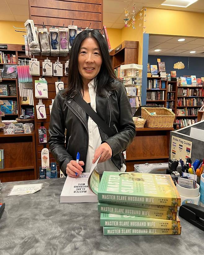 지난 1월 미국 매사추세츠주의 서점 '벨몬트북스(Belmont Books)'를 찾은 우일연 작가. /우일연 작가 인스타그램