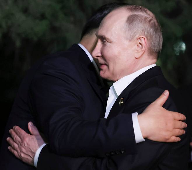 시진핑 중국 국가주석(왼쪽)이 16일 베이징에서 열린 비공식 회의 뒤 블라디미르 푸틴 러시아 대통령과 포옹을 하고 있다./AP 연합뉴스