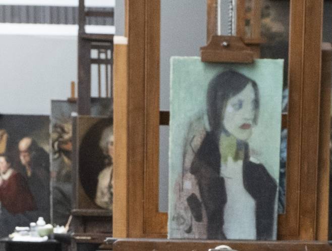 뉴욕 메트로폴리탄미술관(메트) 회화보존 아트 스튜디오 이젤 위에 놓여 있던 헬렌 쉐르백의 ‘레이스 숄’ 작품. 메트 제공