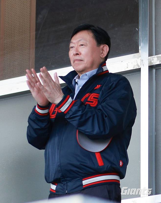 롯데 자이언츠 구단주 신동빈 롯데 회장이 17일 잠실 구장을 찾아 롯데와 두산 베어스의 경기를 지켜봤다. (사진=롯데 제공)