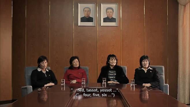 ‘...넷, 다섯, 여섯...’이라는 다큐멘터리 제목에 대한 설명을 듣고 있는 북한 전 여자축구 대표 선수들. 이 영화의 전편 제목이 ‘하나, 둘, 셋’이다. 영화 화면 갈무리