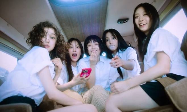 뉴진스 \\\'버블검\\\' 뮤직비디오 속 한 장면. 하이브레이블즈 유튜브 갈무리
