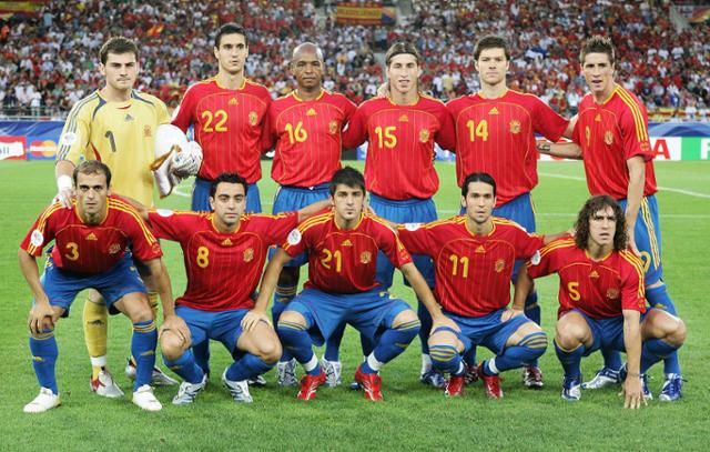 2006 독일 월드컵에 출전한 스페인 축구대표팀. 사비 알론소(윗줄 오른쪽에서 두 번째)를 비롯해 사비 에르난데스(아랫줄 왼쪽에서 두 번째), 페르난도 토레스(윗줄 오른쪽), 카를레스 푸욜(아랫줄 왼쪽) 등이 포함됐다. 로이터 연합뉴스