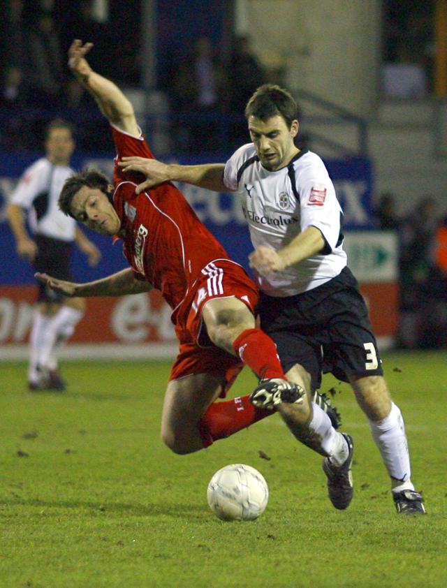 2008년 1월 영국 루턴의 케닐워스 로드 스타디움에서 열린 잉글랜드축구협회(FA)컵 3라운드 루턴 타운과 리버풀의 경기에서 리버풀의 사비 알론소(왼쪽)가 루턴 타운의 앨런 구달의 공격을 저지하고 있다. AP 연합뉴스