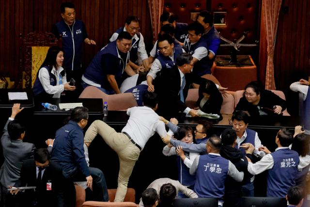 대만 국회의원들이 17일 수도 타이베이 의사당에서 여야 간 격렬한 몸싸움을 벌이고 있다. 타이베이=로이터 연합뉴스