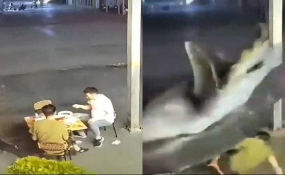 중국 허난성 일대에 시속 100㎞가 넘는 강풍이 불면서 행인 1명이 숨지는 등 피해가 속출했다. 사진 커뮤니티 캡처