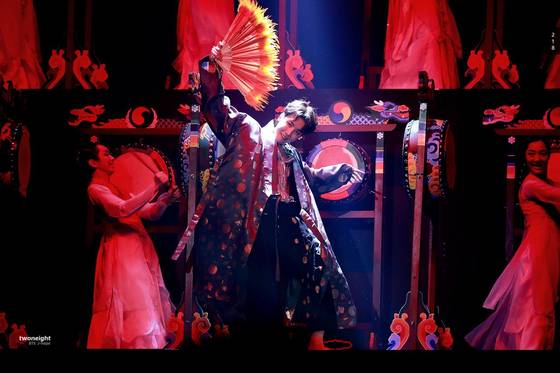 2018년 멜론뮤직어워드에서 삼고무를 춘 BTS 제이홉.