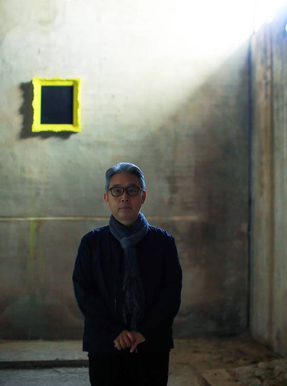 춘포 도정공장에서 조덕현 작가.  [사진 작가 제공]