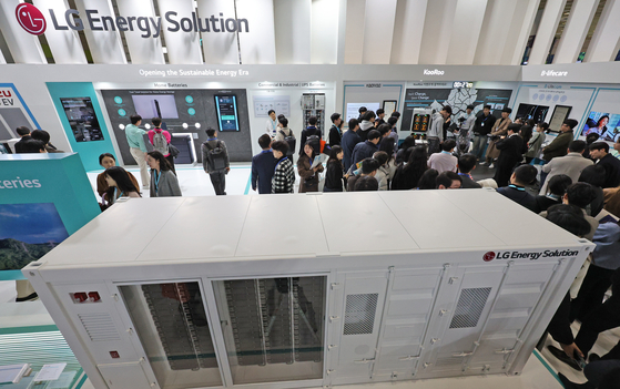 ‘인터배터리 2024’에서 관람객들이 LG에너지 솔루션 부스를 살펴보고 있다. [뉴스1]