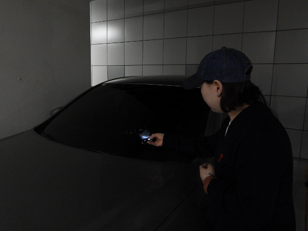 구승희(가명)씨가 지난 7일 인천의 한 오피스텔 지하주차장에서 전남편의 차량 정보를 확인하기 위해 차 내부를 들여다보고 있다. 아래 사진은 구씨가 같은 오피스텔 우편함을 살피는 모습. 최다희 인턴기자