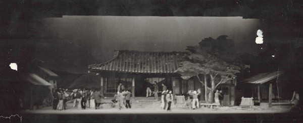 국립극단이 1974년 초연한 ‘활화산’ 공연 장면. 박정희정권 지시로 이 공연은 TV로 방영됐으며, 16개 도시 순회공연이 이뤄지기도 했다. 국립극단 제공
