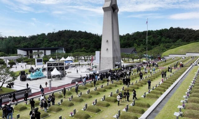 5·18 민주화운동 기념일을 하루 앞둔 지난 17일 광주 북구 국립 5·18 민주묘지에 추모객들의 발길이 이어지고 있다. 연합뉴스