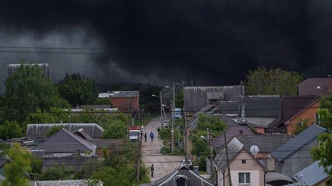 17일(현지시간) 러시아군의 공격으로 연기 피어오르는 우크라이나 제2의 도시 하르키우/사진=연합뉴스