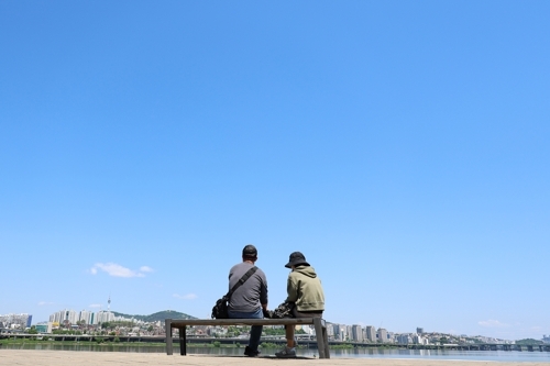 서울 서초구 반포한강공원을 찾은 시민들이 벤치에서 쉬는 모습. [사진 출처 = 연합뉴스]