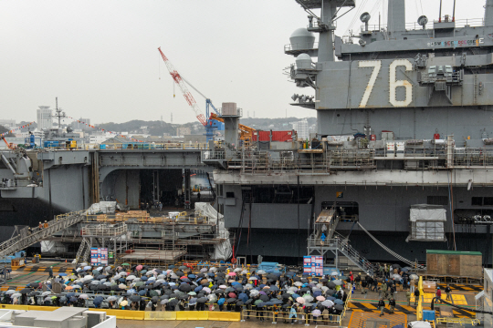 지난 3월23일 일본 봄축제 기간  미 7함대 모항인 일본 요코스카(橫須賀)항에 정박한 로널드 레이건호를 일반에 공개한 모습. 레이건호는 지난 4월16일 정비를 위해 요코스카기지를 떠나 미국으로 향했다. 미 해군 홈페이지 캡처