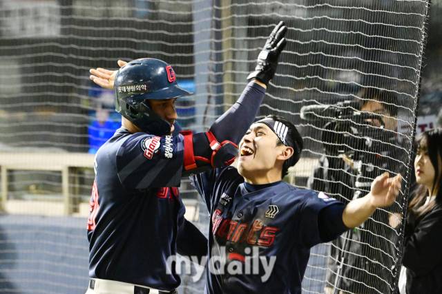  17일 서울 잠실야구장에서 진행된 '2024 신한 SOL 뱅크 KBO 리그' 롯데-두산의 경기. 롯데 레이예스가 6회초 선두타자로 등장해 두산 선발 최준호를 상대로 선제 솔로포를 때린 뒤 황성빈과 기뻐하고 있다.