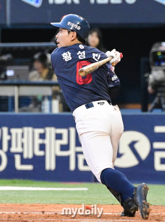 2024년 5월 17일 서울 잠실야구장에서 진행된 '2024 신한 SOL 뱅크 KBO 리그' 롯데-두산의 경기. 롯데 황성빈이 3회초 2사 두산 선발 최준호를 상대로 안타를 때리고 있다.