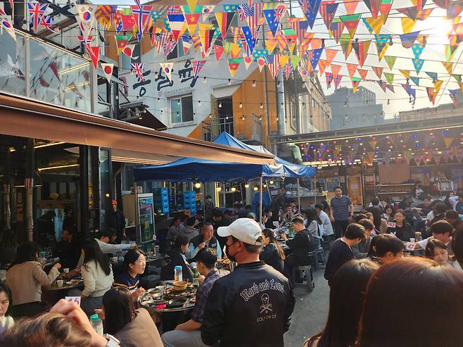 역대 4월 중 가장 높은 기온을 기록했던 지난달 을지로 지역 외식업 소비가 20% 가까이 증가한 것으로 나타났다. 을지로·익선동 일대 야외 식당 전경. [독자 제공]