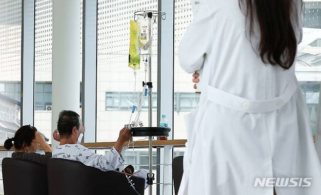 [서울=뉴시스] 김근수 기자 = 지난 17일 서울 시내의 한 대학병원에서 환자가 휴식을 취하고 있는 모습. 2024.05.17. ks@newsis.com