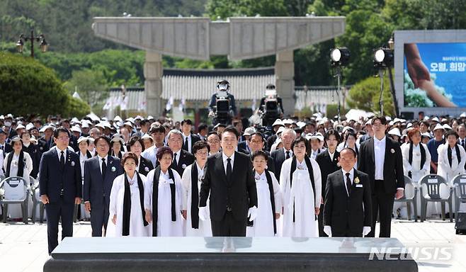 [광주=뉴시스] 조수정 기자 = 윤석열 대통령이 18일 광주 북구 국립5·18민주묘지에서 열린 제44주년 5·18민주화운동 기념식에서 헌화 및 분향을 위해 추모탑으로 이동하고 있다. 2024.05.18. chocrystal@newsis.com