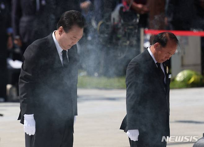 [광주=뉴시스] 조수정 기자 = 윤석열 대통령이 18일 광주 북구 국립5·18민주묘지에서 열린 제44주년 5·18민주화운동 기념식에서 분향 후 묵념하고 있다. 2024.05.18. chocrystal@newsis.com