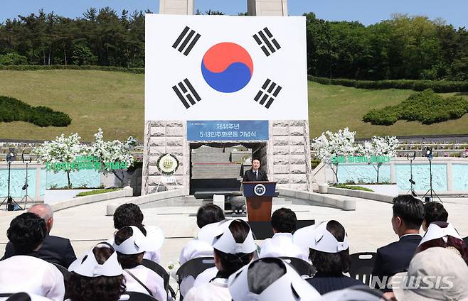 [광주=뉴시스] 조수정 기자 = 윤석열 대통령이 18일 광주 북구 국립5·18민주묘지에서 열린 제44주년 5·18민주화운동 기념식에서 기념사를 하고 있다. 2024.05.18. chocrystal@newsis.com