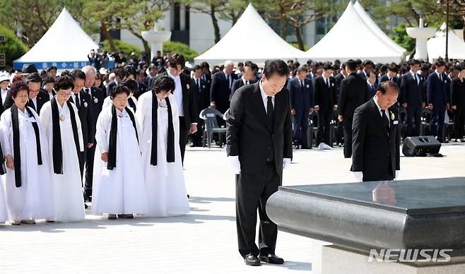 [광주=뉴시스] 조수정 기자 = 윤석열 대통령이 18일 광주 북구 국립5·18민주묘지에서 열린 제44주년 5·18민주화운동 기념식에서 묵념하고 있다. 2024.05.18. chocrystal@newsis.com