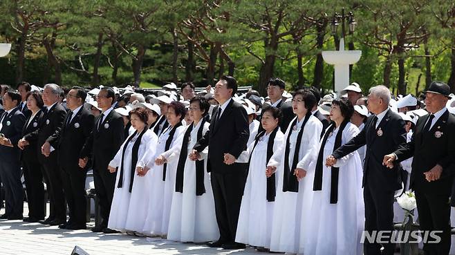 [광주=뉴시스] 조수정 기자 = 윤석열 대통령이 18일 광주 북구 국립5·18민주묘지에서 열린 제44주년 5·18민주화운동 기념식에서 오월어머니회 등 참석자와 손을 잡고 임을 위한 행진곡을 제창하고 있다. 2024.05.18. chocrystal@newsis.com