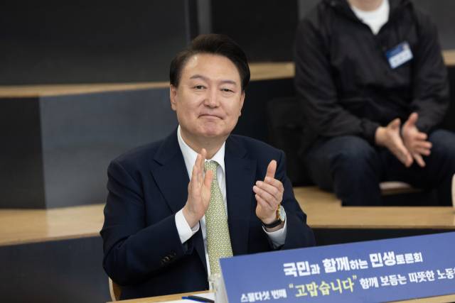 ▲윤석열 대통령이 14일 서울 중구 서울고용복지플러스센터에서 열린 스물다섯번째 '국민과 함께하는 민생토론회'에서 박수치고 있다. 이날 토론회는 '고맙습니다, 함께 보듬는 노동현장'을 주제로 진행됐다. ⓒ연합뉴스