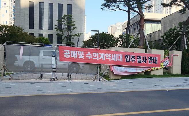 대구 수성동4가 빌리브 헤리티지 아파트 서문에 윤형 철조망과 SUV 차량으로 입구를 막고 있다.