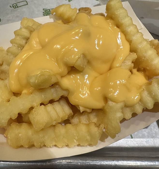 쉐이크쉑 ‘치즈 프라이(Cheese Fries)’. 김현주 기자