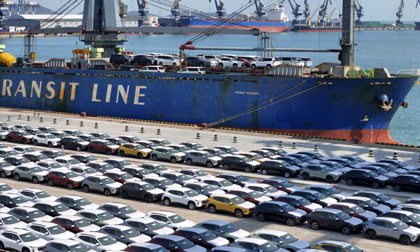 중국 산둥성 옌타이항의 한 선박에 6일 수출을 위한 자동차들이 선적돼 있다. AP뉴시스