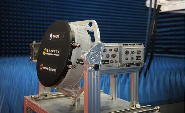 국방과학연구소(ADD)가 주관하고 한화시스템이 시제업체로 참여해 개발한 한국형 전투기 KF-21 탑재용 AESA 전투기 레이더. 사진 제공=방위사업청