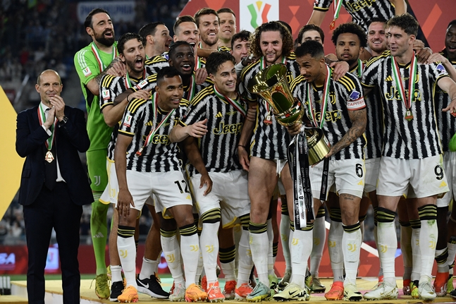 마시밀리아노 알레그리(가장 왼쪽) 감독이 지난 16일 이탈리아 로마의 스타디오 올림피코에서 열린 아틀란타와의 '2023-2024 코파 이탈리아' 결승전에서 승리 후 흐믓한 미소를 짓고 있다. /AFPBBNews=뉴스1