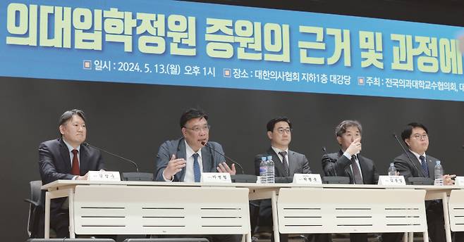 정부와 의사가 서로를 악마화하면서 격돌하고 있다.[사진=뉴시스]