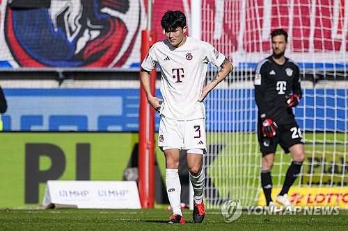 독일 매체 TZ가 17일(한국시간) 바이에른 뮌헨의 여름 이적시장 영입 명단을 정리하면서 중앙 수비진 정리가 필요하다고 전했다. 김민재를 비롯해 뮌헨 센터백 모두 정리 대상이 될 수 있다고 밝혔다. 연합뉴스