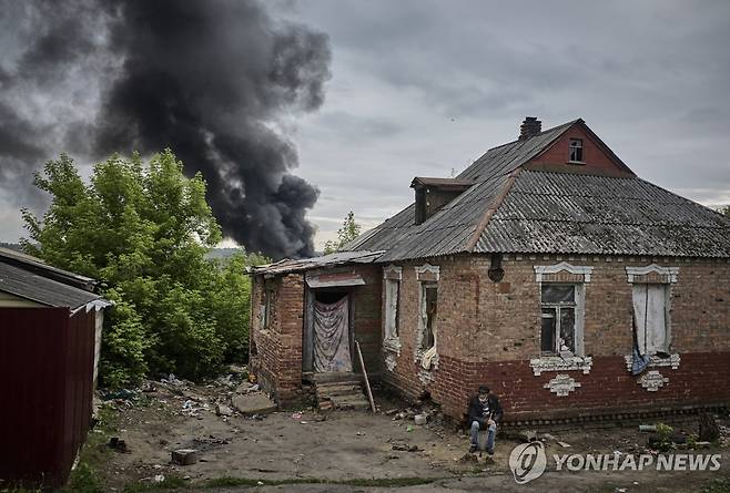 17일(현지시간) 포격으로 연기 피어오르는 우크라이나 동북부 하르키우주의 한 마을 [EPA=연합뉴스 자료사진. 재판매 및 DB 금지]
