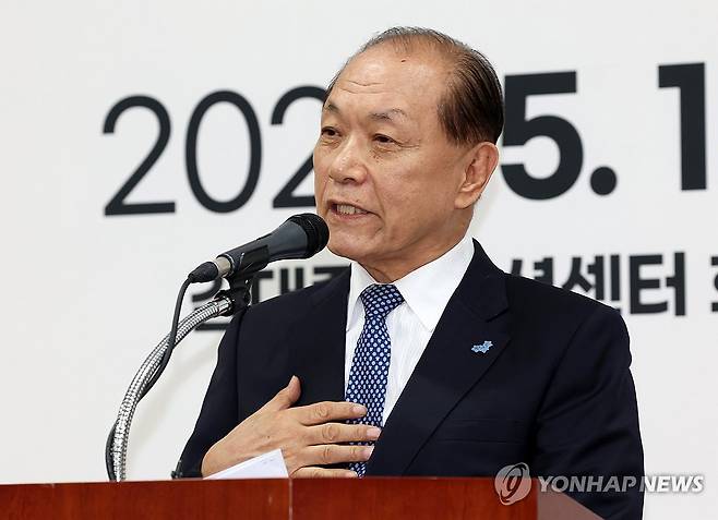 발언하는 황우여 비대위원장 (광주=연합뉴스) 조남수 기자 = 국민의힘 황우여 비대위원장이 18일 오후 광주 서구 김대중컨벤션센터에서 열린 원외 조직위원장 간담회에서 발언하고 있다. 2024.5.18 iso64@yna.co.kr