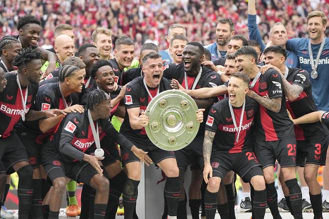 독일 분데스리가 역사상 처음으로 무패 우승을 달성한 레버쿠젠 선수들이 우승 트로피를 들고 기뻐하고 있다. 사진=AP PHOTO