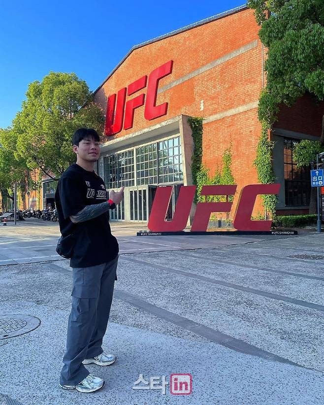 로드 투 UFC 시즌3가 열리는 중국 상하이 퍼포먼스 인스티튜트 앞에서 포즈를 취하는 최동훈. 사진=최동훈 sns