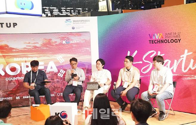 지난해 열린 ‘비바테크 2023’에서 K스타트업관에 참가한 관계자들이 발언을 하고 있다.(사진=창업진흥원)