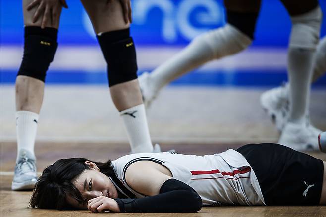  한국 여자배구 대표팀 박정아가 아쉬움에 쓰러져있다, FIVB