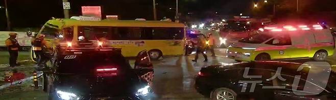 (전주=뉴스1) 장수인 기자 = 18일 오후 8시 30분께 전북자치도 전주시 완산구의 한 교차로에서 소형버스와 승용차가 충돌하는 사고가 발생했다.(전북 소방 제공)