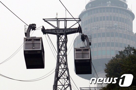 서울 중구 회현동 남산에서 케이블카를 운행하고 있다. /뉴스1 ⓒ News1 정회성 기자