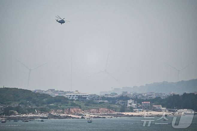 19일(현지시간) 중국 군용 헬기가 중국에서 대만 본섬과 가장 가까운 지역인 푸젠성 핑탄섬 상공을 비행하고 있다. 2024.05.19 ⓒ AFP=뉴스1 ⓒ News1 정지윤 기자