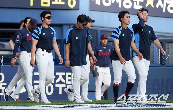 19일 잠실구장에서 열린 두산 베어스와 롯데 자이언츠의 경기. 연장 12회 끝 무승부를 기록한 롯데 선수들이 아쉬워하고 있다. 잠실=박재만 기자 pjm@sportschosun.com/2024.05.19/