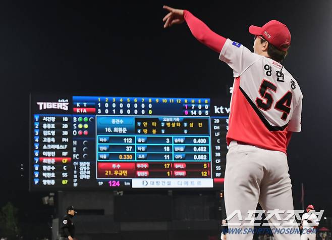 1일 광주 기아 챔피언스필드에서 열린 KT와 KIA의 경기. 9회에도 마운드에 오를 준비를 하는 양현종. 광주=정재근 기자 cjg@sportschosun.com/2024.5.1/