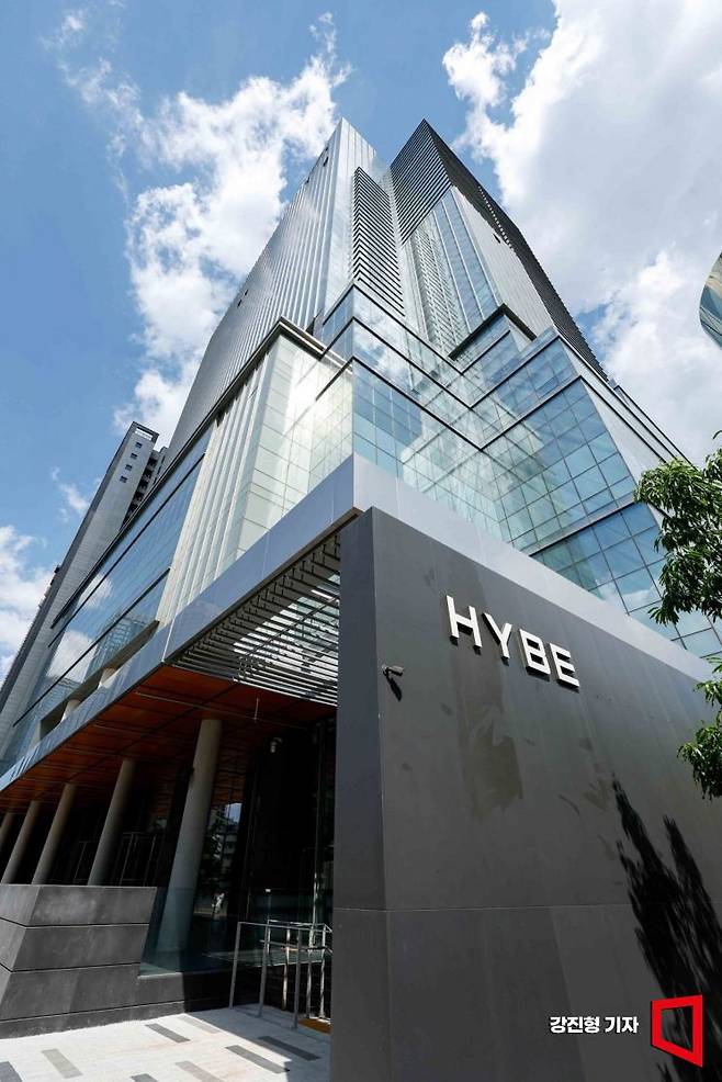 어도어 민희진 대표가 하이브를 상대로 의결권행사금지가처분신청을 내며 하이브와 민 대표의 갈등이 이어지고 있다. 사진은 서울 용산구 하이브 사옥의 모습. 사진=강진형 기자aymsdream@